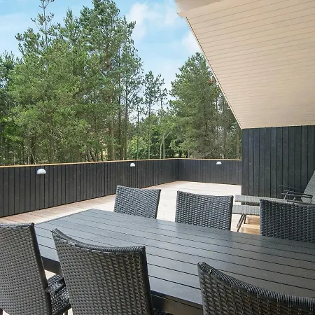 Three-bedroom Holiday In 37 *
