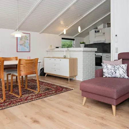 Three-bedroom Holiday In 37 *