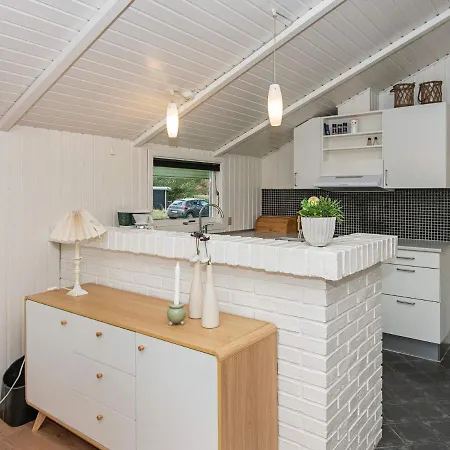 Three-bedroom Holiday In 37 *