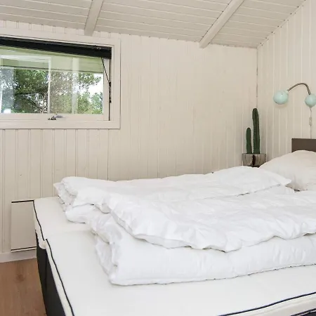 Three-bedroom Holiday In 37 בלבאנד